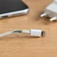 Kabel charger cepat rusak pada bagian ujung konektor akibat sering ditekuk dan ditarik saat digunakan sehari-hari.