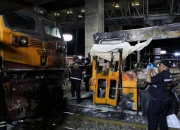 Tabrakan Kereta dan Bus di Bangkok Tewaskan 8 Orang, Bus Sempat Terbakar