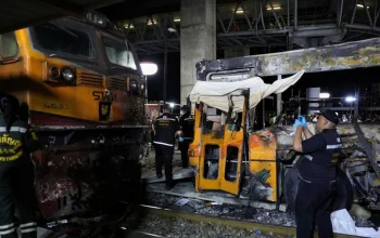tabrakan kereta dan bus di Bangkok