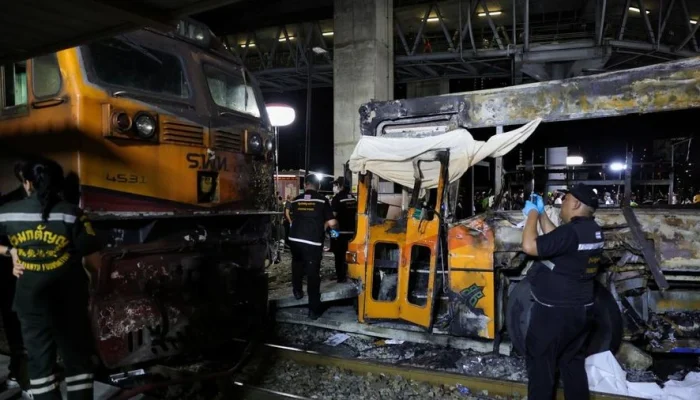Tabrakan Kereta dan Bus di Bangkok Tewaskan 8 Orang, Bus Sempat Terbakar