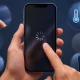 Layar iPhone macet tidak bisa disentuh sedang diperbaiki dengan restart paksa dan update iOS terbaru 2026