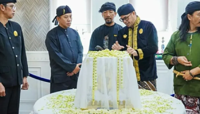 Mahkota Binokasih Jadi Sorotan di Kirab Budaya Karawang, Simbol Kejayaan Tatar Sunda Kembali Dihadirkan