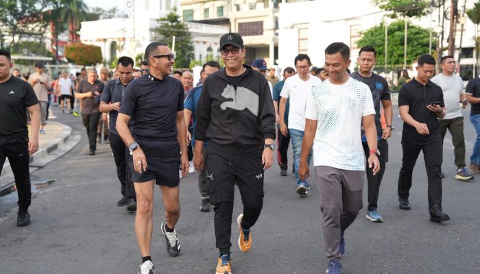 Wali Kota Medan, Exco PSSI Arya Sinulingga, dan Dandim Membaur di CFD Sapa Warga