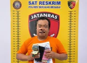 Polisi tangkap jurtul judi Hongkong di Pantai Cermin Serdang Bedagai beserta barang bukti perjudian tebak angka.