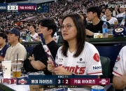 Prompt Gemini AI Edit Foto Ala Penonton Baseball Korea dengan hasil realistis di tribun stadion pertandingan KBO Korea Selatan.