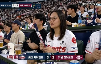 Prompt Gemini AI Edit Foto Ala Penonton Baseball Korea dengan hasil realistis di tribun stadion pertandingan KBO Korea Selatan.
