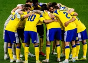 Skuad Swedia Piala Dunia 2026 sedang melakukan huddle tim di lapangan sebagai bentuk kekompakan sebelum pertandingan.