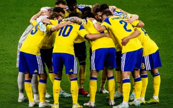 Skuad Swedia Piala Dunia 2026 sedang melakukan huddle tim di lapangan sebagai bentuk kekompakan sebelum pertandingan.