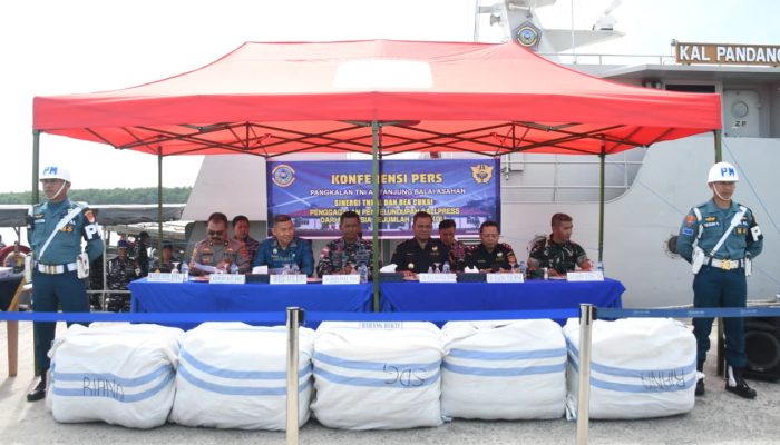 Penyelundupan 400 Ballpress Pakaian Bekas Ilegal Asal Malaysia di Pantai Prupuk Digagalkan TNI AL dan Bea Cukai