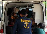 Proses evakuasi dan identifikasi dugaan korban bayi Bus ALS oleh tim DOKPOL di RS Bhayangkara Palembang usai kecelakaan maut di Muratara.