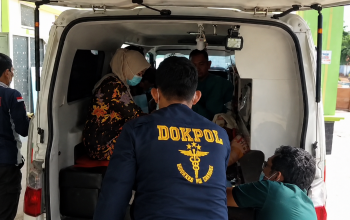 Proses evakuasi dan identifikasi dugaan korban bayi Bus ALS oleh tim DOKPOL di RS Bhayangkara Palembang usai kecelakaan maut di Muratara.