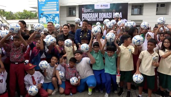 Ketum PSSI Erick Thohir Sambut Piala AFF U-19 di Sumut, Berbagi Bola kepada Siswa SD