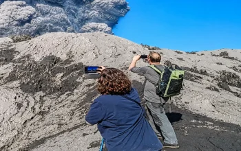 Erupsi Gunung Dukono di Halmahera Utara, Maluku Utara, menyebabkan tiga pendaki meninggal dunia saat aktivitas vulkanik meningkat pada Jumat 8 Mei 2026.