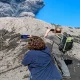Erupsi Gunung Dukono di Halmahera Utara, Maluku Utara, menyebabkan tiga pendaki meninggal dunia saat aktivitas vulkanik meningkat pada Jumat 8 Mei 2026.