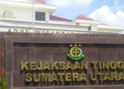 Tampak depan Gedung Kejati Sumatera Utara di Medan, yang menjadi lokasi koordinasi Kejaksaan dalam pengawasan dan penanganan perkara dugaan penyalahgunaan wewenang di Kejari Sergai.