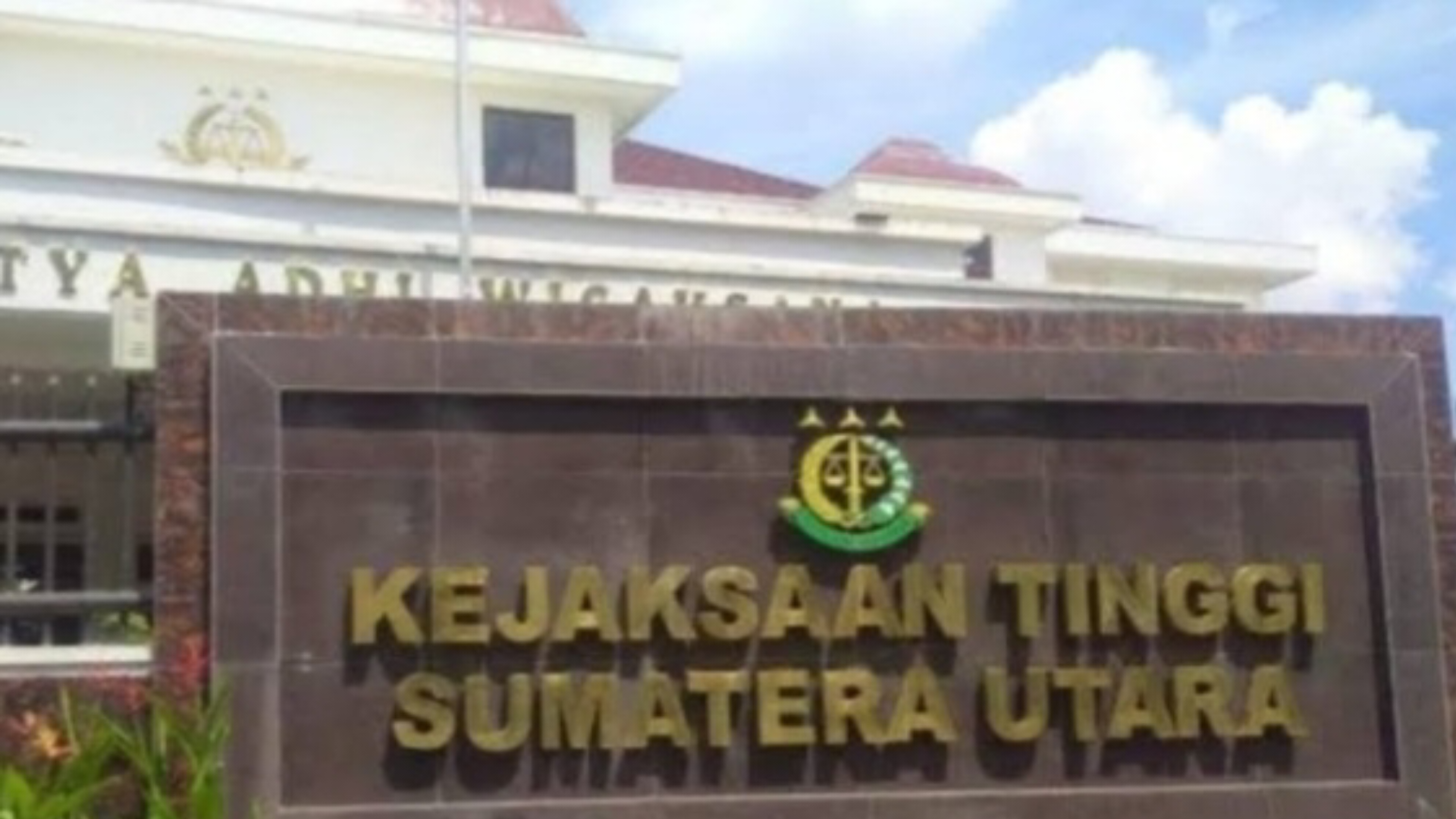 Tampak depan Gedung Kejati Sumatera Utara di Medan, yang menjadi lokasi koordinasi Kejaksaan dalam pengawasan dan penanganan perkara dugaan penyalahgunaan wewenang di Kejari Sergai.