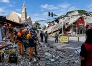 Petugas evakuasi berada di lokasi reruntuhan bangunan akibat Gempa Filipina 8 Juni 2026 di Mindanao setelah gempa M7,8 memicu kerusakan dan korban jiwa.
