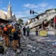 Petugas evakuasi berada di lokasi reruntuhan bangunan akibat Gempa Filipina 8 Juni 2026 di Mindanao setelah gempa M7,8 memicu kerusakan dan korban jiwa.