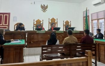 Tiga terdakwa korupsi dana BOS SMAN 16 Medan menjalani sidang di Pengadilan Tipikor Medan.