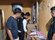 Polisi memeriksa tumpukan kardus berisi rokok ilegal di dalam rumah yang digerebek di Padang Lawas, Sumatera Utara