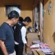 Polisi memeriksa tumpukan kardus berisi rokok ilegal di dalam rumah yang digerebek di Padang Lawas, Sumatera Utara
