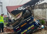 Bus Terguling di Jalinsum Asahan Usai Tabrak Tembok, 9 Orang Luka
