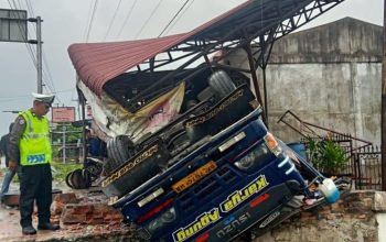 Bus Terguling di Jalinsum Asahan Usai Tabrak Tembok, 9 Orang Luka