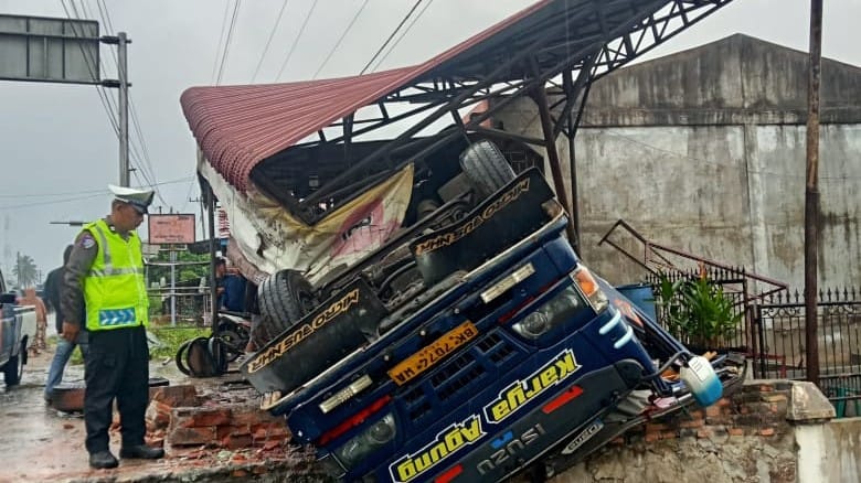 Bus terguling di Asahan