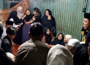 Keluarga Novia Ramadhani Sitohang menyambut kedatangan jenazah di rumah duka di Padangsidimpuan, Sumatera Utara.