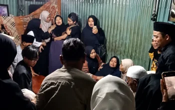 Keluarga Novia Ramadhani Sitohang menyambut kedatangan jenazah di rumah duka di Padangsidimpuan, Sumatera Utara.