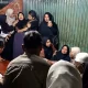 Keluarga Novia Ramadhani Sitohang menyambut kedatangan jenazah di rumah duka di Padangsidimpuan, Sumatera Utara.