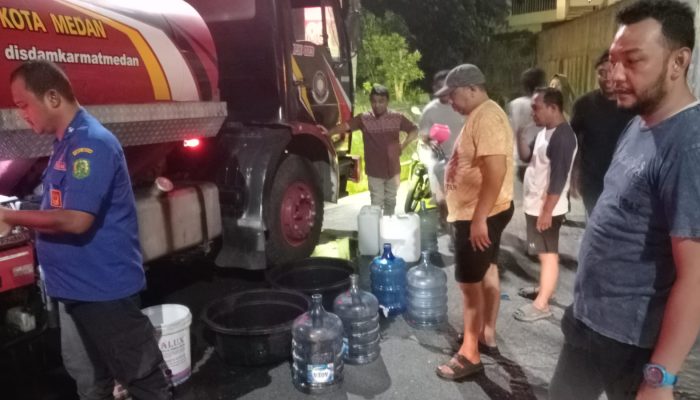 Distribusi Air Tirtanadi Mati, 5 Armada Pemadam Kebakaran Medan Bagi Air untuk Warga