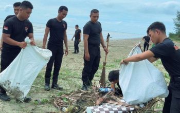 Brimob Poldasu Gelar Gerakan Indonesia Asri di Pantai Laharuga