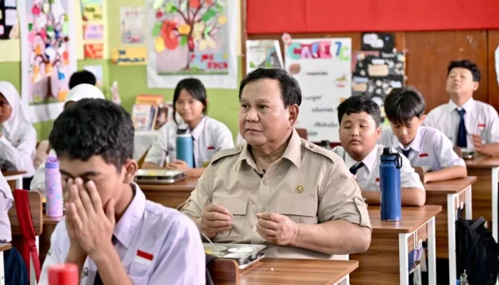 Prabowo Tinjau Program MMBG di SMPN 111 Jakarta, Makan Bersama Siswa