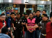 Sony Sonjaya digiring petugas Kejaksaan Agung usai menjalani pemeriksaan sebagai mantan Wakil Kepala Badan Gizi Nasional (BGN).