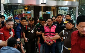 Sony Sonjaya digiring petugas Kejaksaan Agung usai menjalani pemeriksaan sebagai mantan Wakil Kepala Badan Gizi Nasional (BGN).