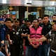 Sony Sonjaya digiring petugas Kejaksaan Agung usai menjalani pemeriksaan sebagai mantan Wakil Kepala Badan Gizi Nasional (BGN).