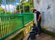 Warga Perumahan Griya Nato 1, Padangsidimpuan, mengambil air di masjid akibat gangguan pasokan air PDAM yang berlangsung hampir satu bulan.