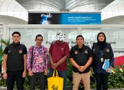 Petugas Imigrasi Belawan mengawal deportasi warga negara Malaysia yang masuk Indonesia secara ilegal melalui Bandara Internasional Kualanamu di Sumatera Utara.