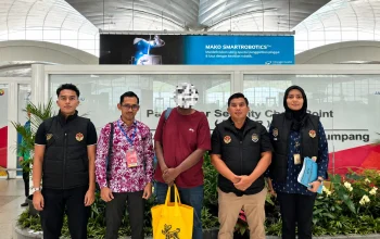 Petugas Imigrasi Belawan mengawal deportasi warga negara Malaysia yang masuk Indonesia secara ilegal melalui Bandara Internasional Kualanamu di Sumatera Utara.