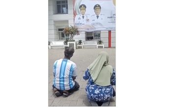 Aksi Pilu Pasutri Nelayan Bersujud di Depan Baliho Bobby Tak Bisa Bayar Tagihan RS Rp 147 Juta Anaknya