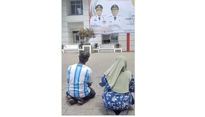 Aksi Pilu Pasutri Nelayan Bersujud di Depan Baliho Bobby Tak Bisa Bayar Tagihan RS Rp 147 Juta Anaknya