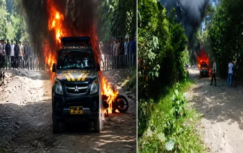Bentrok warga Seram Bagian Barat menyebabkan mobil dinas Polres dan motor Bhabinkamtibmas dibakar massa di Kecamatan Huamual.