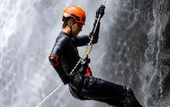 Peserta canyoneering Tapanuli Selatan melakukan rappelling di Air Terjun Sisundung setinggi 23 meter di Kecamatan Angkola Barat, Sumatera Utara.