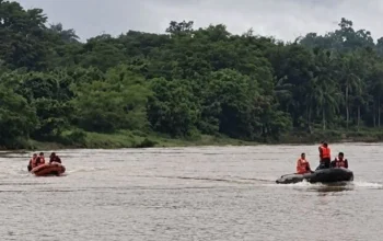 polisi hanyut di Sungai Katingan