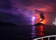 Erupsi Anak Gunung Krakatau di Selat Sunda saat aktivitas vulkanik meningkat, mengingatkan pada tragedi tsunami Selat Sunda 2018.