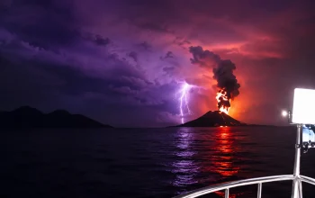 Erupsi Anak Gunung Krakatau di Selat Sunda saat aktivitas vulkanik meningkat, mengingatkan pada tragedi tsunami Selat Sunda 2018.