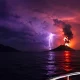 Erupsi Anak Gunung Krakatau di Selat Sunda saat aktivitas vulkanik meningkat, mengingatkan pada tragedi tsunami Selat Sunda 2018.