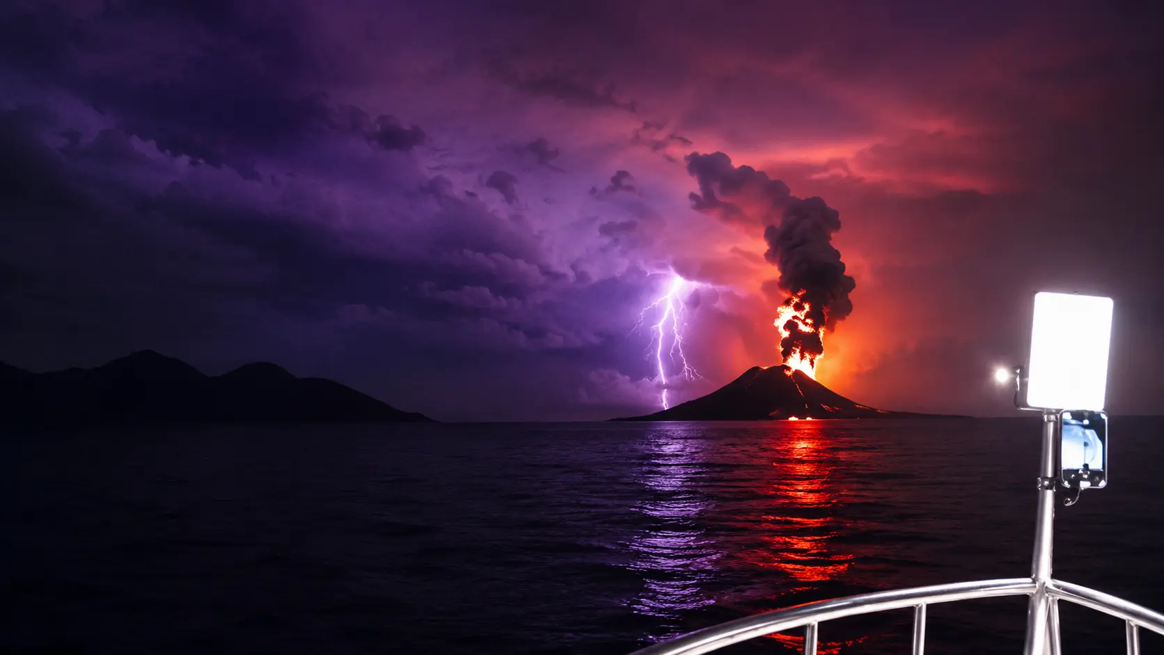 Erupsi Anak Gunung Krakatau di Selat Sunda saat aktivitas vulkanik meningkat, mengingatkan pada tragedi tsunami Selat Sunda 2018.