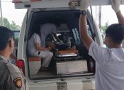 Petugas medis mengevakuasi korban dalam kasus suami bunuh istri di Simalungun, Sumatera Utara, menggunakan ambulans untuk mendapatkan penanganan medis.